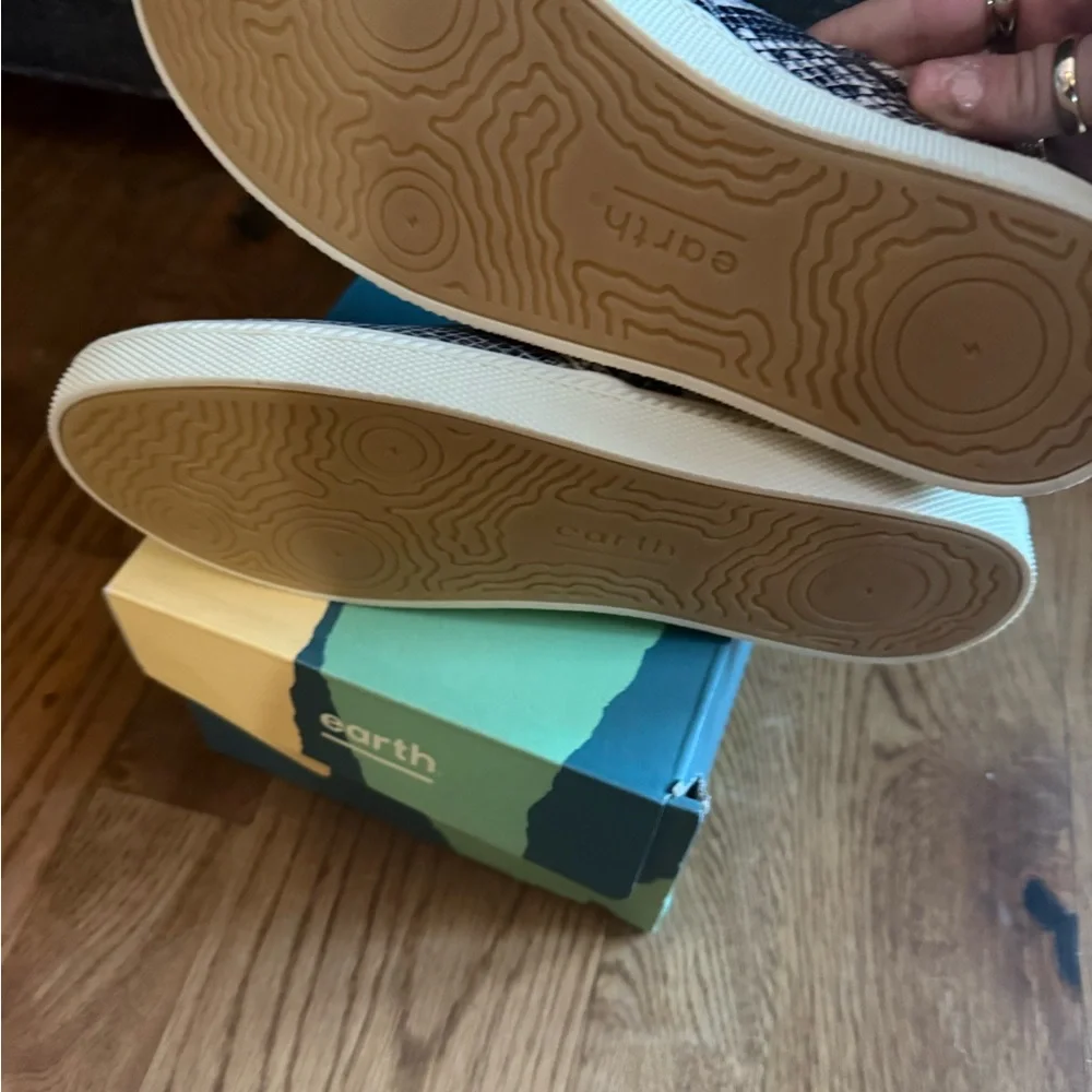 👠HP👠 NWT - Earth Size 7, Snakeskin Slip-on Sneakers